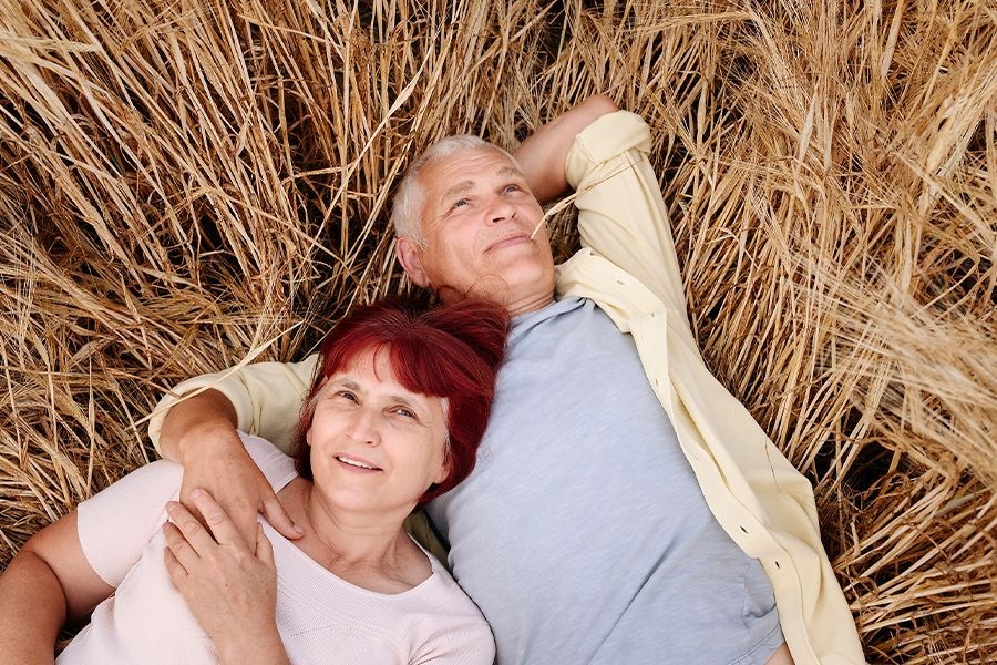 home_couple_in_field.jpg